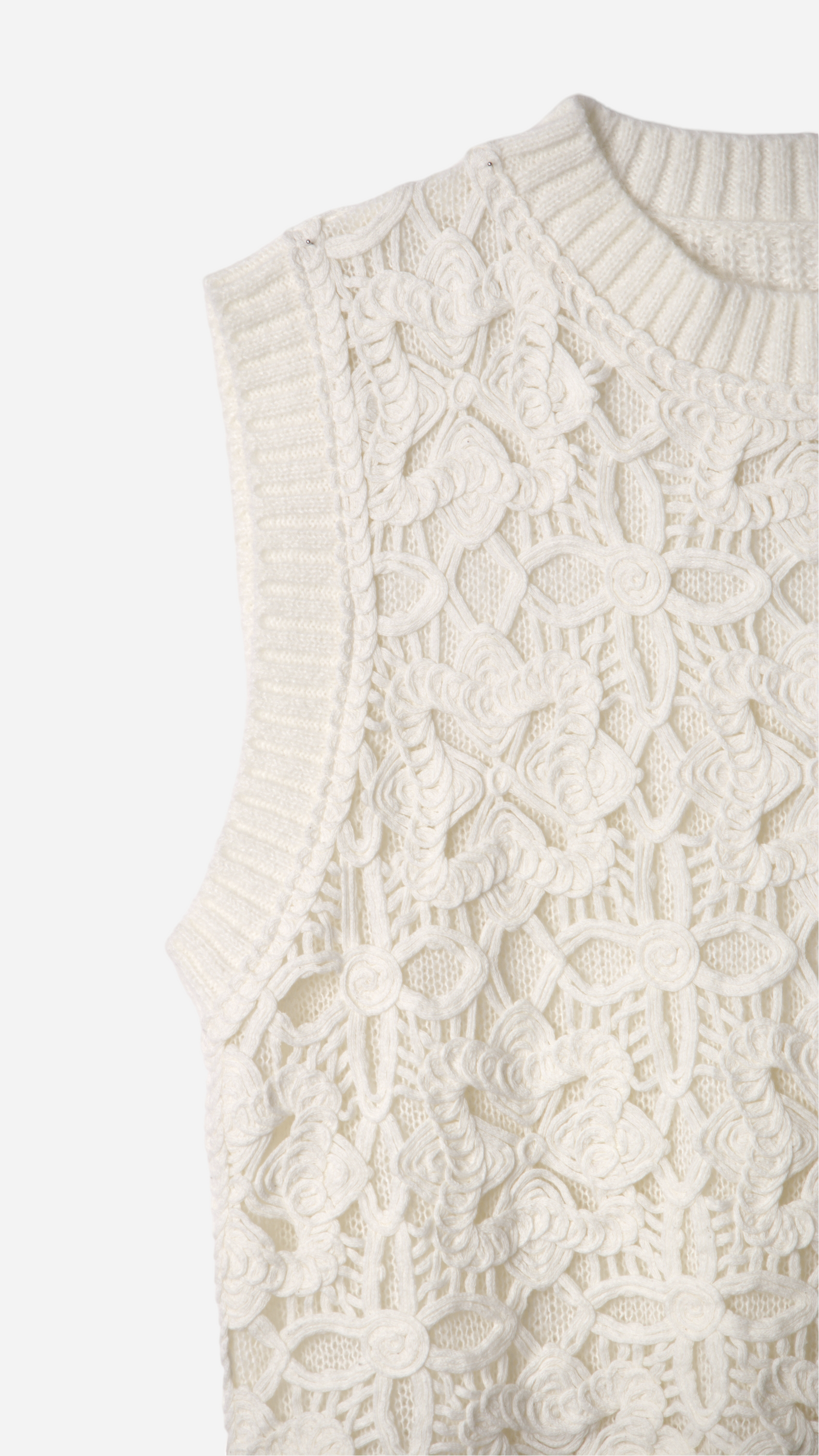 KNITTED VEST WITH EMBROIDERED FLOWER DETAIL