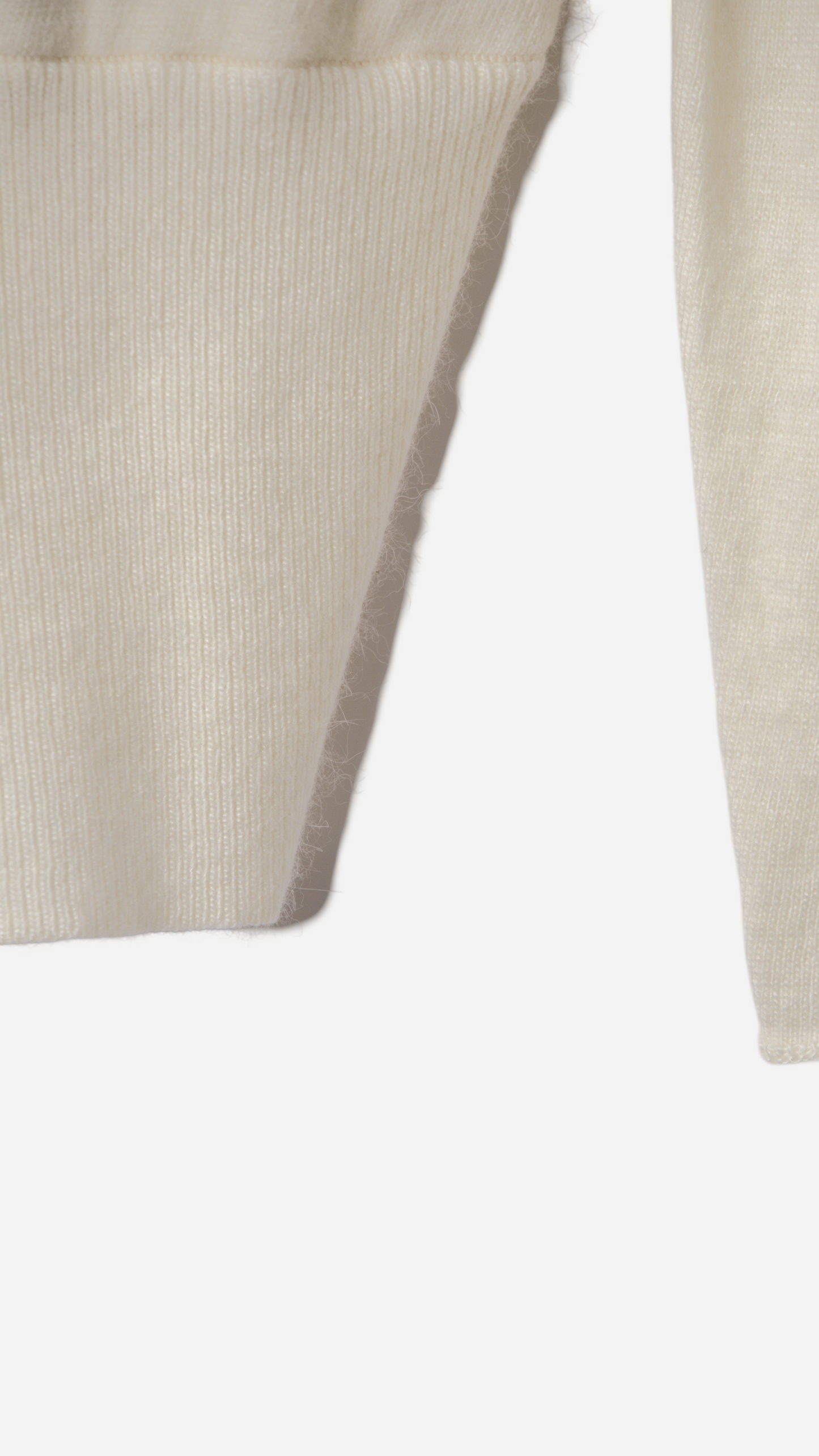 V-NECK CROSS KNIT SWEATER
