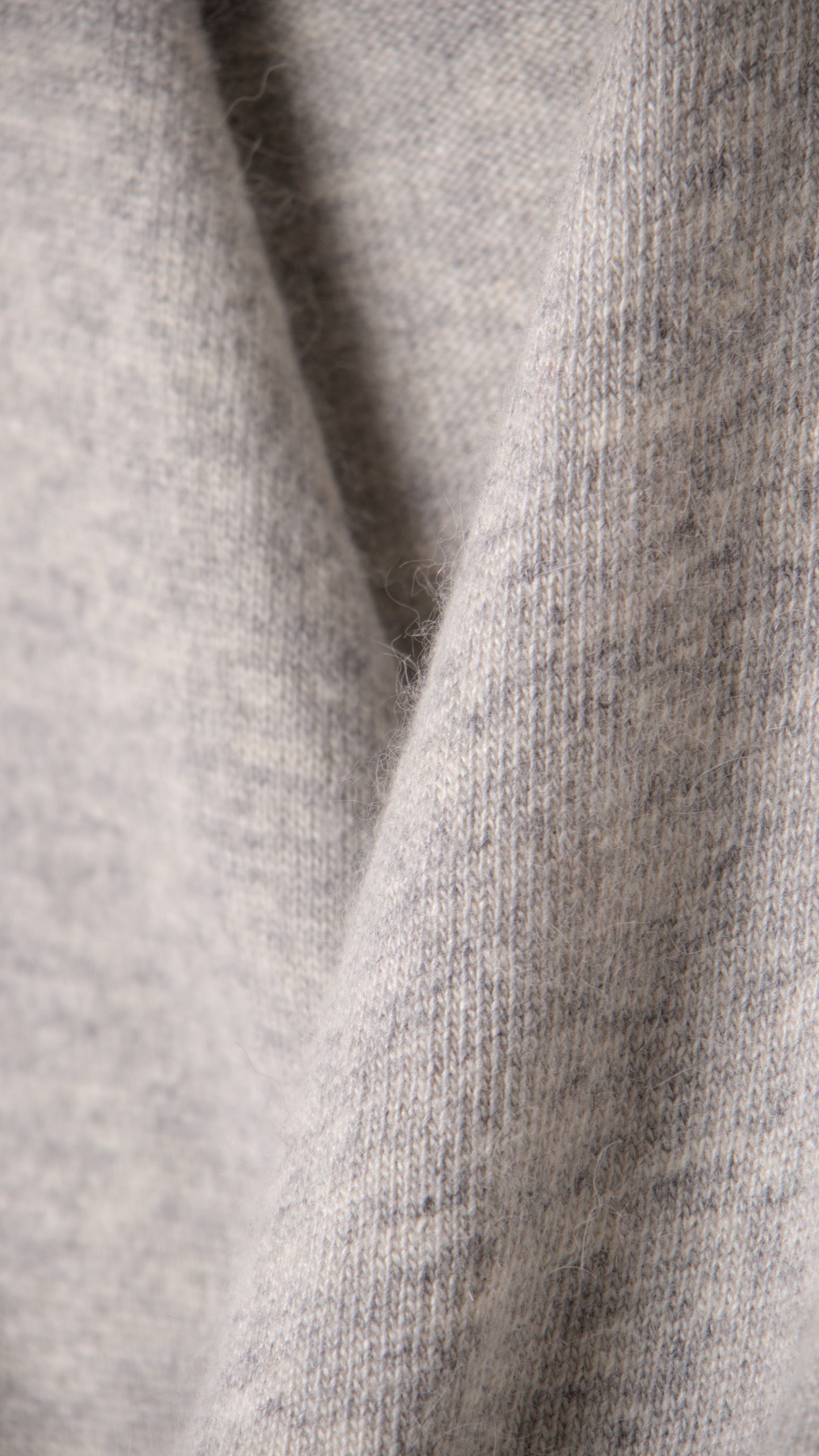V-NECK CROSS KNIT SWEATER
