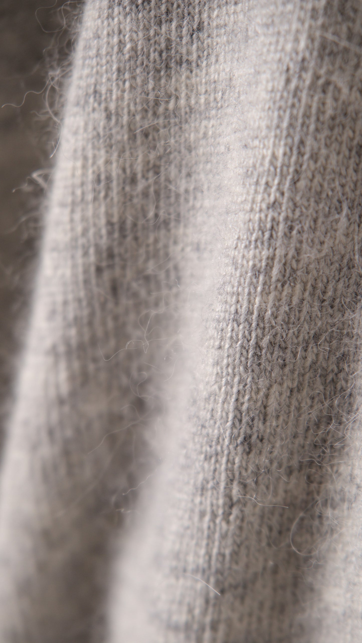 V-NECK CROSS KNIT SWEATER