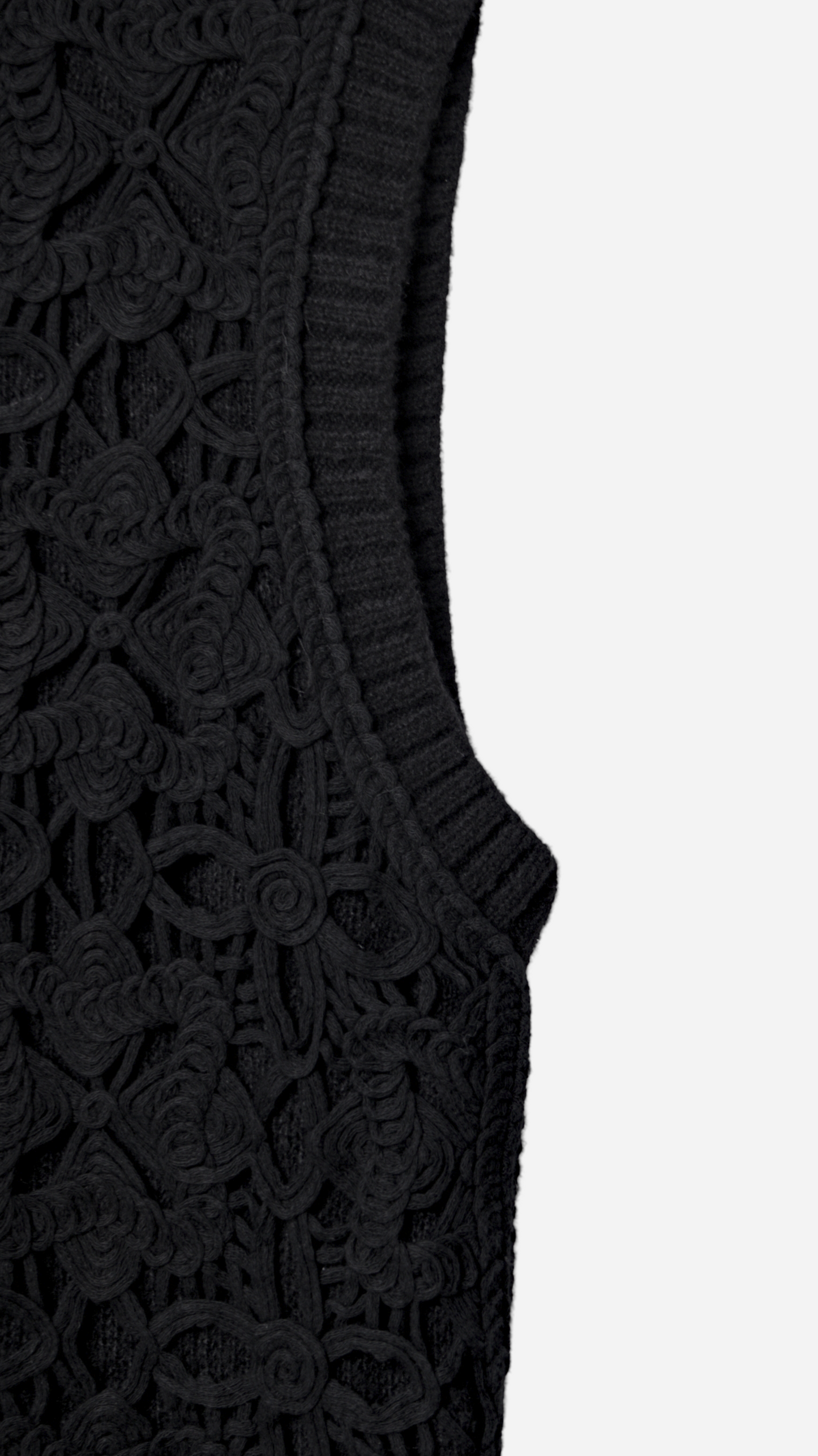 KNITTED VEST WITH EMBROIDERED FLOWER DETAIL
