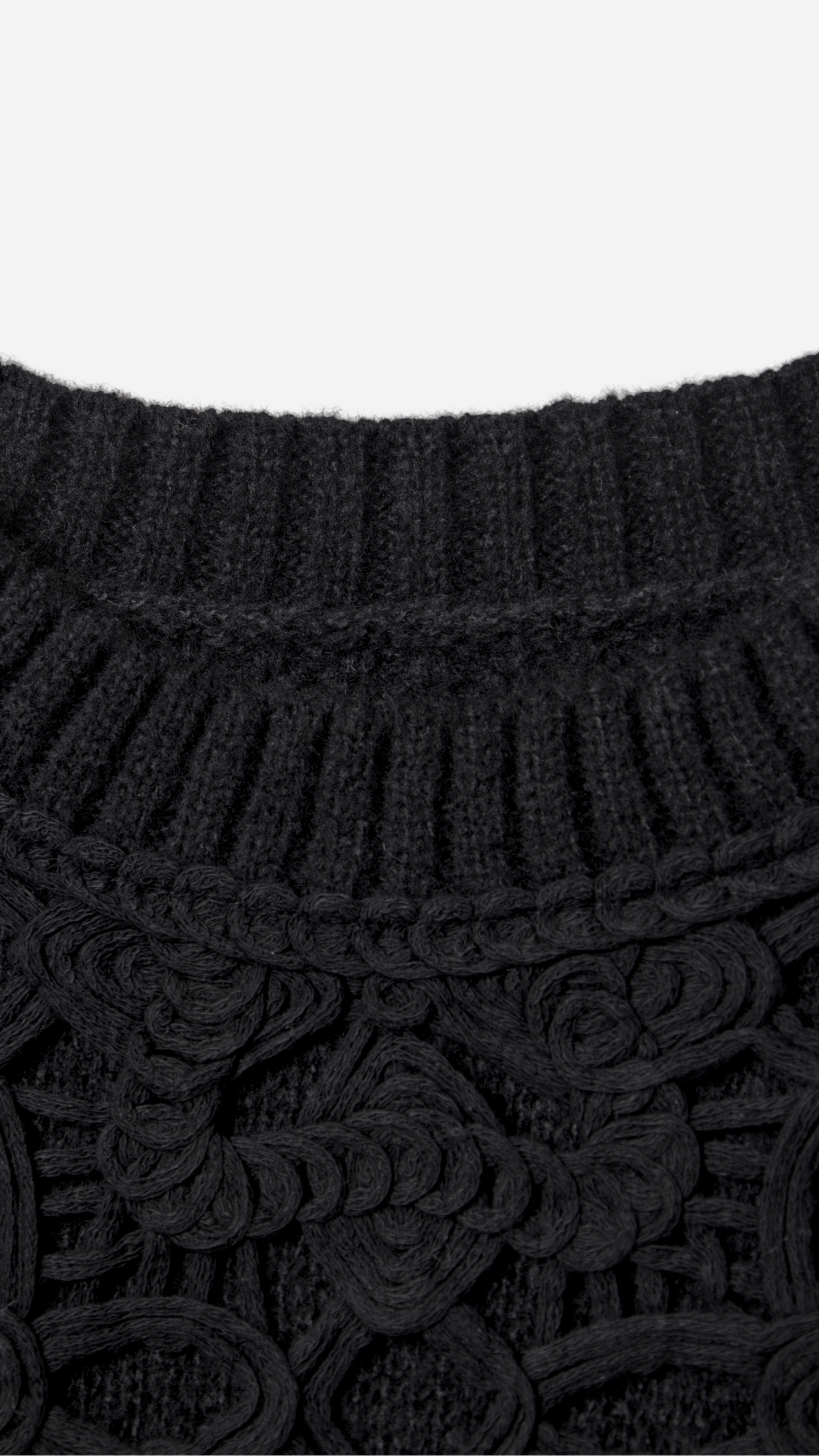 KNITTED VEST WITH EMBROIDERED FLOWER DETAIL