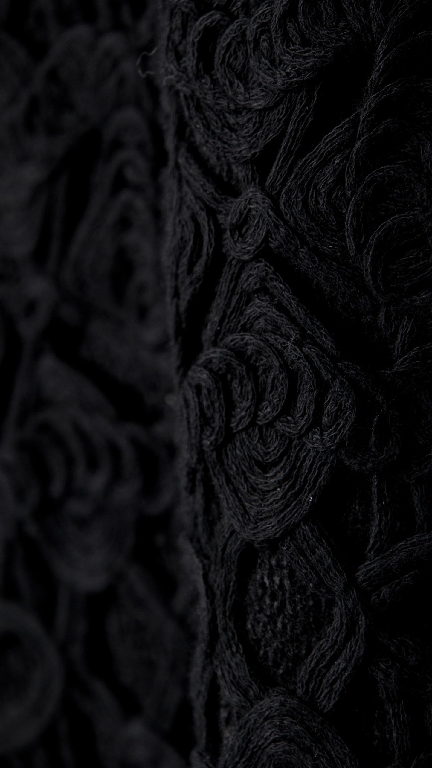 KNITTED VEST WITH EMBROIDERED FLOWER DETAIL