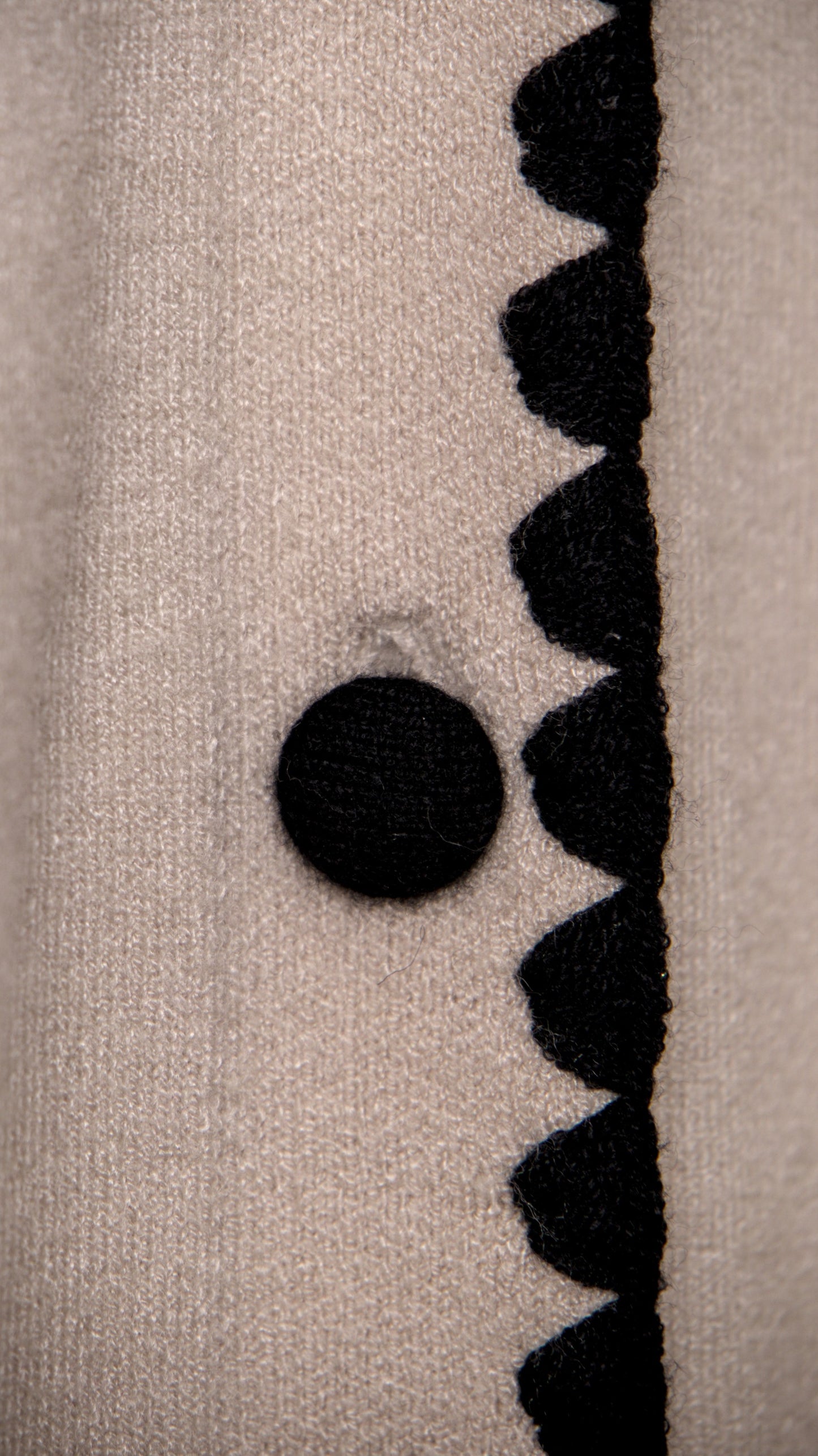 CONTRAST EMBROIDERED KNIT CARDIGAN